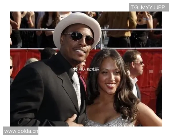 女主持与皮尔斯默契配合皮尔斯直言不想与他人合作播客