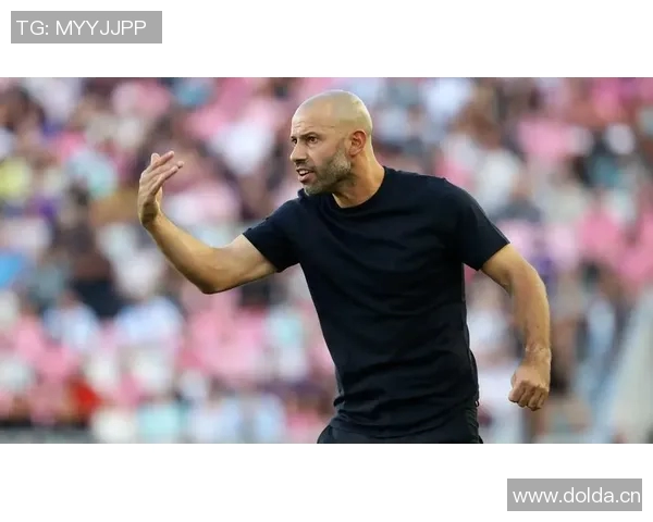 季后赛即将开启贝克汉姆现身迈阿密训练场与马斯切拉诺热烈交流