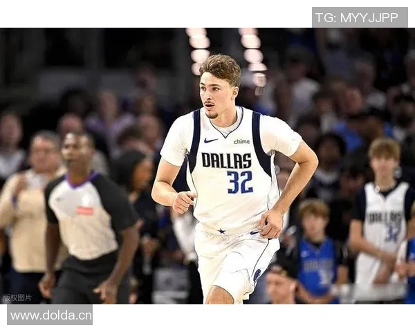 克莱手感回暖却遭冷落赛后愤怒扔水瓶表达不满情绪