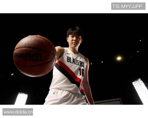 杨瀚森分享比卢普斯的要求强调场上沟通与英语学习的重要性