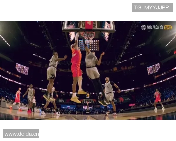 维金斯突破禁区高打板文班亚马展现超凡身高送出精彩钉板大帽