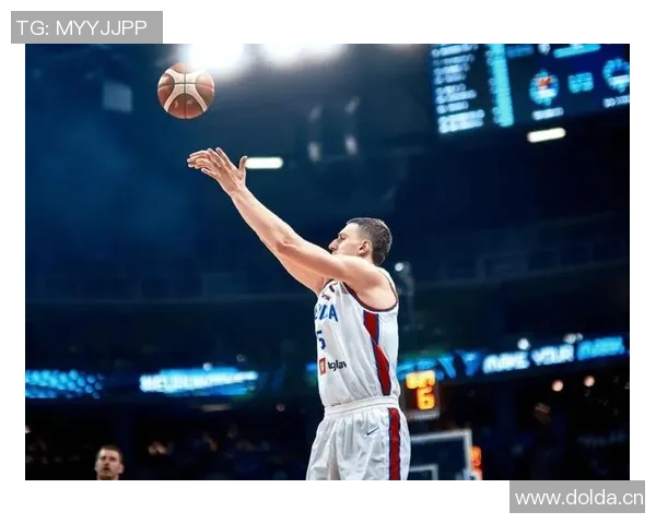 约维奇半场表现亮眼6投3中罚球全中贡献10分外加3篮板2助攻1盖帽